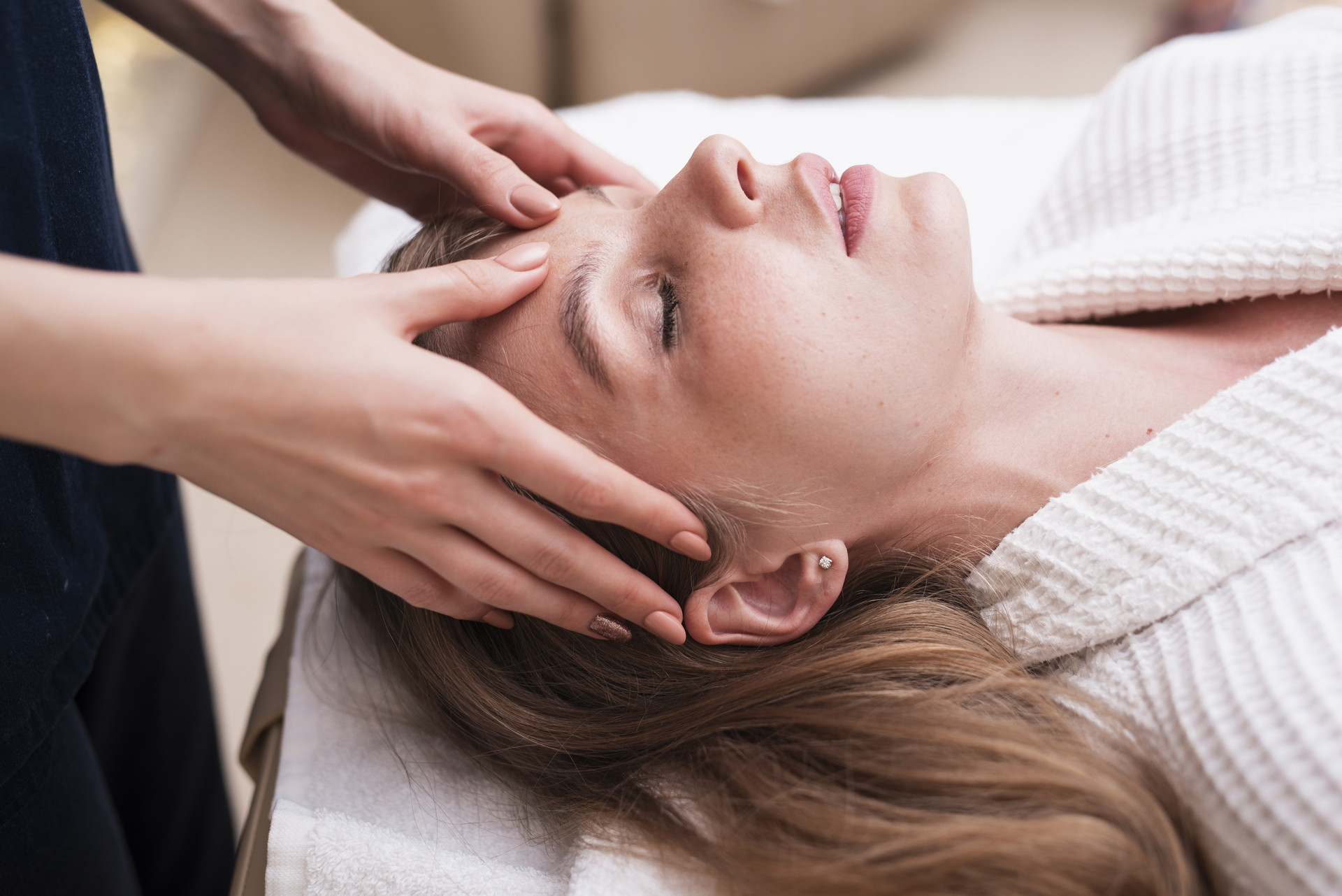 head-massage-on-relaxed-woman-at-spa